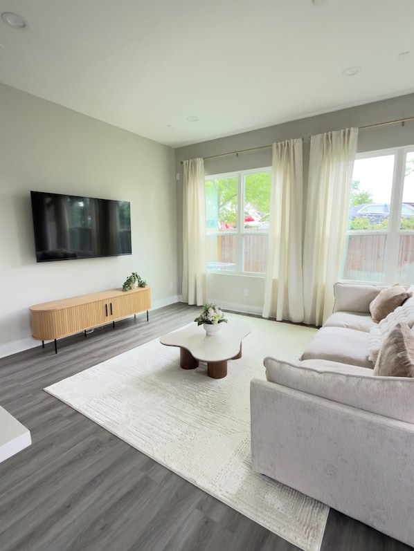 Living area - Newly Built Modern 3 BR Townhouse - Minutes to Downtown (Houston)