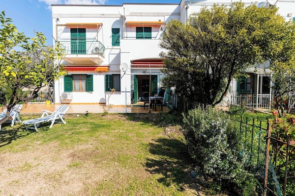 Appartement, Recours, Chaise, Ombre, Balcon, Table Cuisine Et Salle A Manger, Restaurant, Eco Hôtel, Hôtel