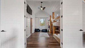 3 bedrooms, desk, iron/ironing board, travel cot - NEW! HotTub, FirePit, Ping Pong, Near Beavers Bend (Broken Bow)