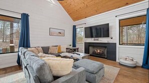 Smart TV, fireplace, ping pong - NEW! HotTub, FirePit, Ping Pong, Near Beavers Bend (Broken Bow)