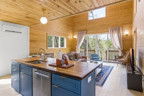 Living area - Modern Cabin Nestled in the Smoky Mountains (Sevierville)