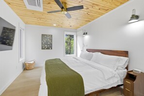 3 bedrooms, iron/ironing board, WiFi, bed sheets - Modern Cabin Nestled in the Smoky Mountains (Sevierville)