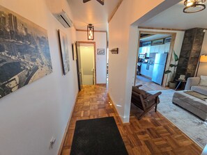 Living area - Serene Hilltop Retreat with 2 Private Suites & City Views (Pittsburgh)