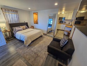 Room - Serene Hilltop Retreat with 2 Private Suites & City Views (Pittsburgh)