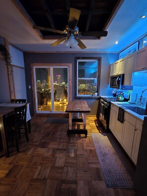 Private kitchen - Serene Hilltop Retreat with 2 Private Suites & City Views (Pittsburgh)