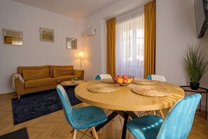 Dining - Colibri Apartment w. AC (Bucharest)