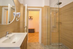 Hair dryer, towels - Colibri Apartment w. AC (Bucharest)