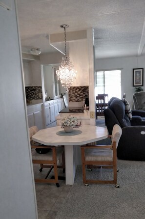 Dining - Lakefront Retreat • Patio + Grill • Pet Friendly (Leesburg)