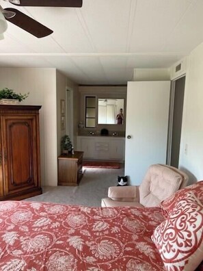 Room - Lakefront Retreat • Patio + Grill • Pet Friendly (Leesburg)