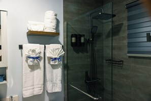 Shower, hair dryer, towels, soap - Sunny Retreat Oak Estates (Portmore)