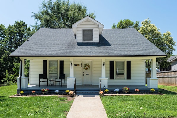 Exterior - Spacious 5-bedroom house in perfect Forest City downtown, restaurants with AC (Forest City)