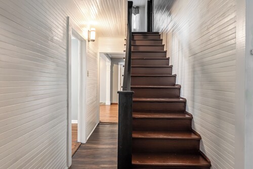 Spacious 5-bedroom house in perfect Forest City downtown, restaurants with AC