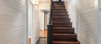 Spacious 5-bedroom house in perfect Forest City downtown, restaurants with AC