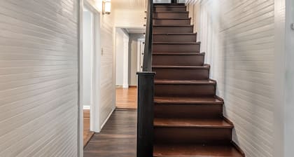 Spacious 5-bedroom house in perfect Forest City downtown, restaurants with AC