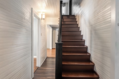 Spacious 5-bedroom house in perfect Forest City downtown, restaurants with AC
