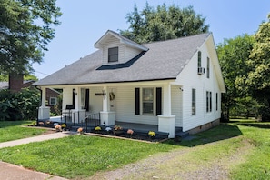 Exterior - Spacious 5-bedroom house in perfect Forest City downtown, restaurants with AC (Forest City)