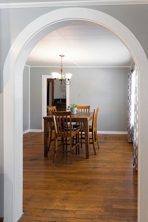 Dining - Spacious 5-bedroom house in perfect Forest City downtown, restaurants with AC (Forest City)