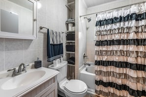 Bathroom - Spacious 5-bedroom house in perfect Forest City downtown, restaurants with AC (Forest City)