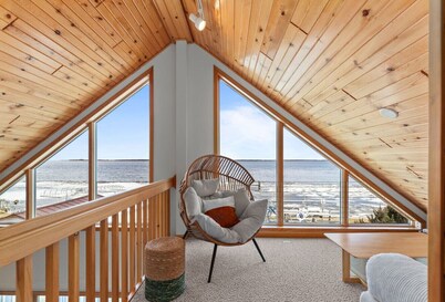 Lakefront! Private Dock! Water toys! Sleeps 14!