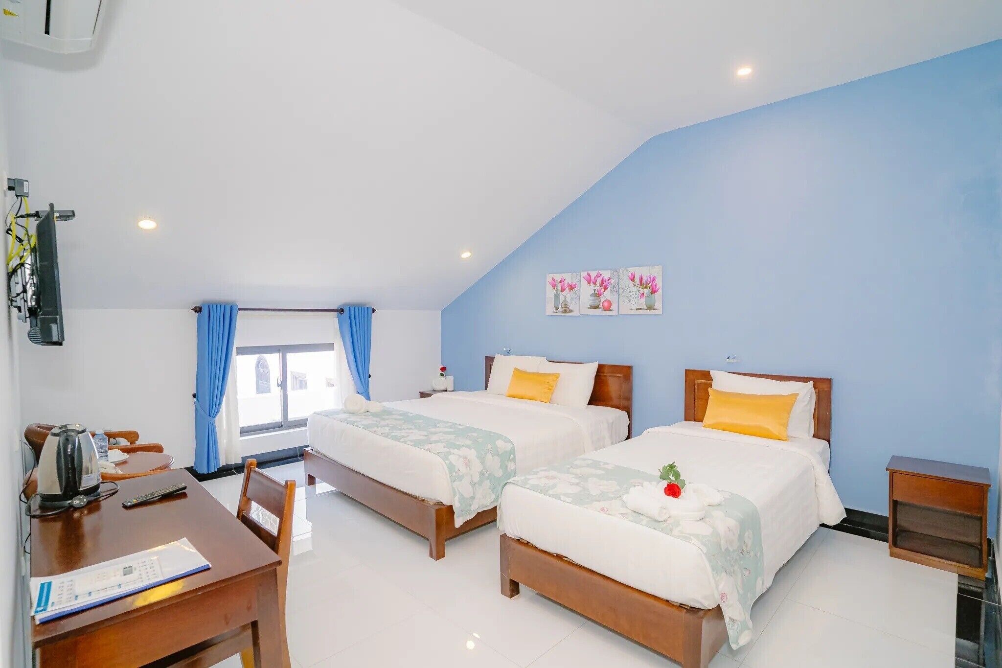 Habitación Deluxe con 2 camas individuales, balcón, vistas a la ciudad