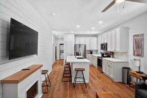 Private kitchen - Maple 3BR Cabin Sleeps 9 with Roof Top Deck (Bellemont)