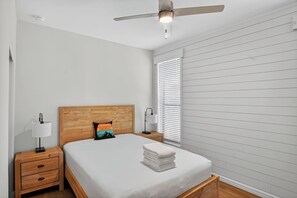 Room - Maple 3BR Cabin Sleeps 9 with Roof Top Deck (Bellemont)