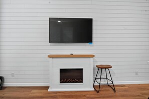 Interior - Maple 3BR Cabin Sleeps 9 with Roof Top Deck (Bellemont)