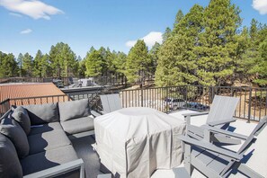 Terrace/patio - Maple 3BR Cabin Sleeps 9 with Roof Top Deck (Bellemont)