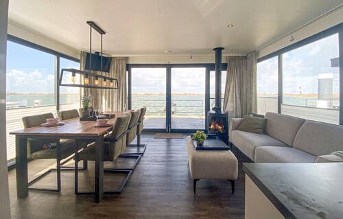 Schönes Schiff mit 2 Schlafzimmern in Lelystad