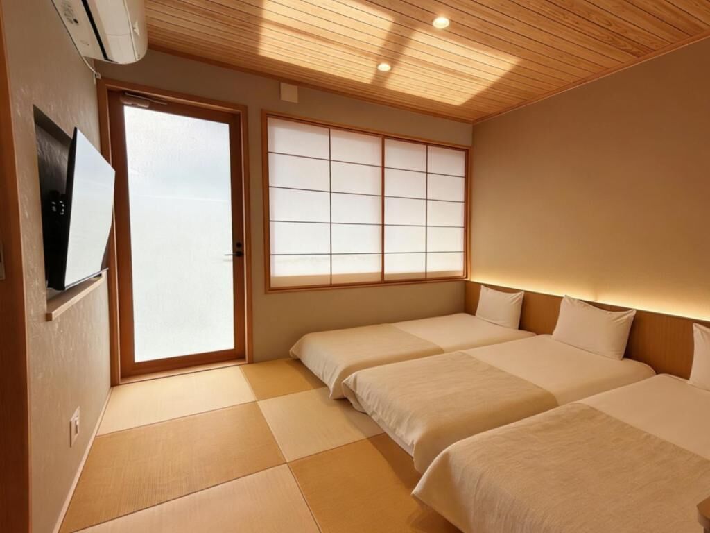 Quarto triplo família, sacada, vista para o pátio