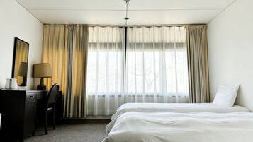 Habitación clásica con 2 camas individuales, vistas al patio | Cortinas opacas y wifi gratis