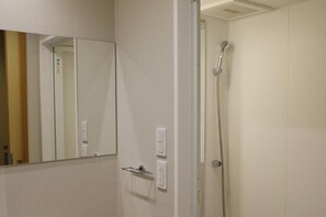 Comfort Triple Room | Bilik Mandi | Selipar 