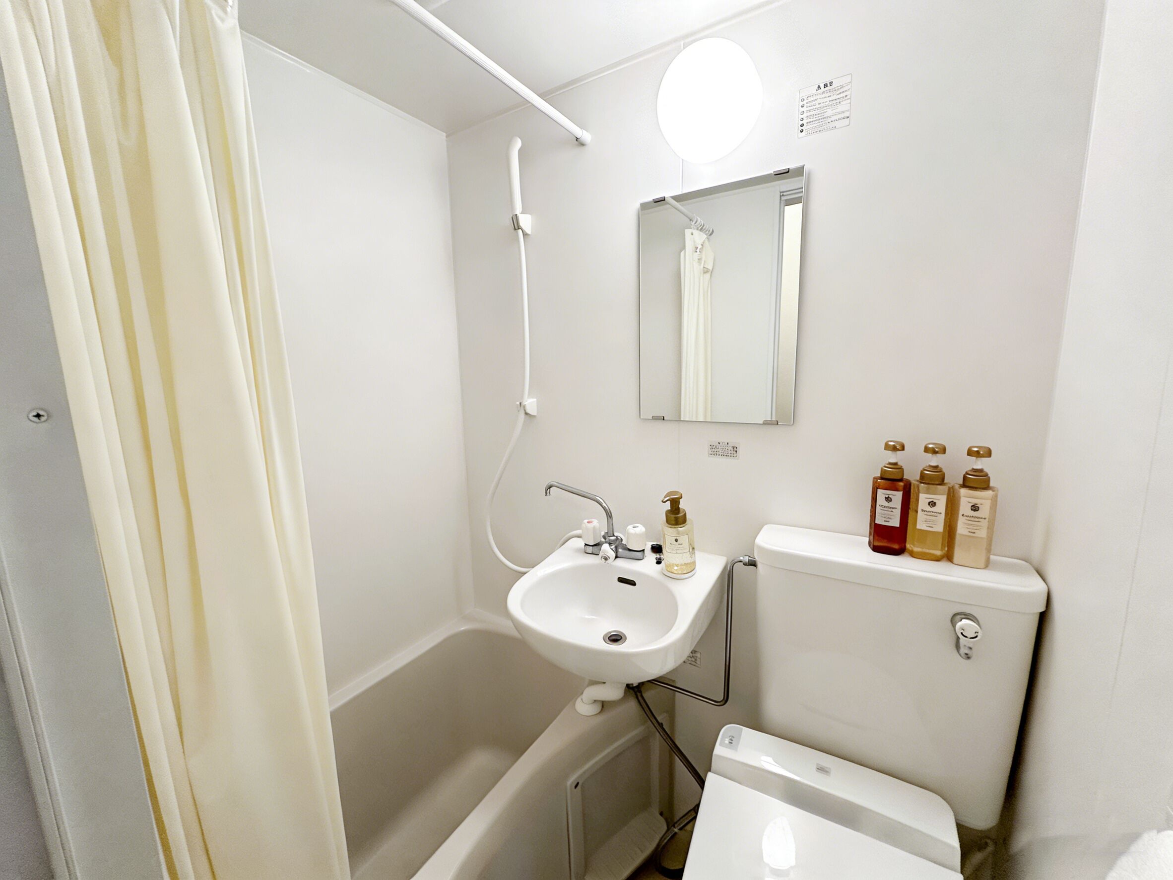 Klassieke Twin kamer, uitzicht op binnenplaats | Badkamer | Pantoffels