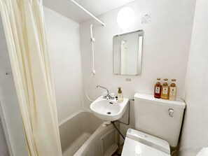 Classic Twin Room, Courtyard View | Bilik Mandi | Selipar 
