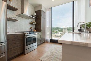 Refrigerador, microondas, horno, placa de cocina