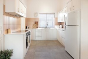 Coffee/tea maker, fridge, microwave, oven - Scarborough Dunes Villa (Scarborough)
