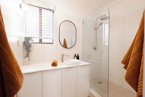 Een douche, een haardroger, handdoeken, zeep