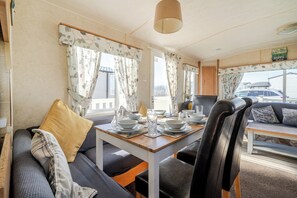 Dining - Scarborough Seaside Cabin Escape (Scarborough)