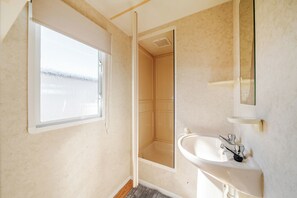 Bathroom - Scarborough Seaside Cabin Escape (Scarborough)