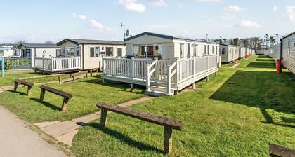 Cayton Bay Caravan for 6, Pet Friendly & Parking