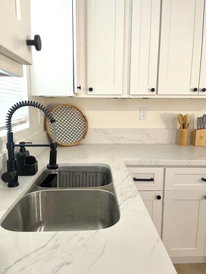 Microwave, oven, stovetop - Serenity Casita-Bakersfield (Bakersfield)