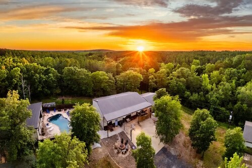 NEW Prism Pines | Lake, Pool & Outdoor Bar Kitchen