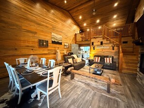 Una Smart TV, una chimenea, un futbolín, libros