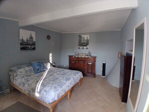 1 habitación, tabla de planchar con plancha, wifi y ropa de cama 