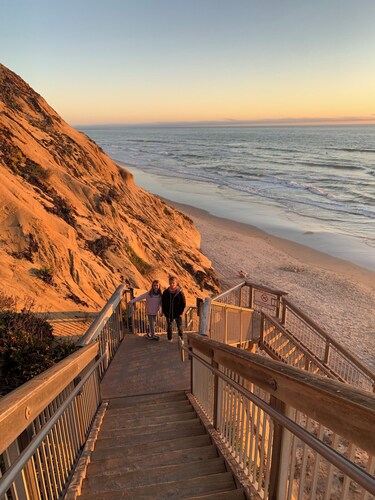 Sleeps 4 Terrific 1-bedroom condo in charming Solana Beach