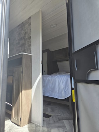 1 bedroom, internet. Peaceful Private Trailer with AC in Beaumont. Short drive to Coachella