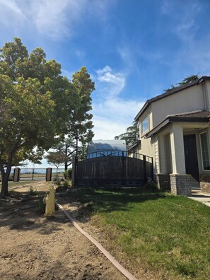 Property grounds - Peaceful Private Trailer with AC in Beaumont. Short drive to Coachella (Beaumont)