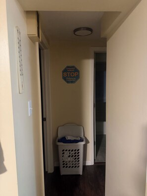 Interior - Cozy 1-bedroom apartment in Trafford with AC close to Pittsburgh for draft (Trafford)