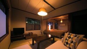 A room with a bed, a television, a desk, and a window. - Yamadaya (Beppu)
