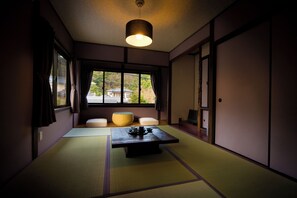 Habitación, vista a la colina | Interior